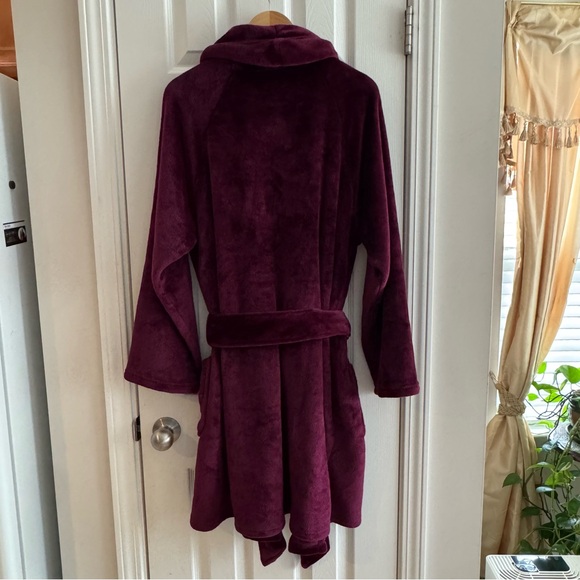 Victoria’s  Secret Women’s Short Plush Robe Size ML Burgundy Super Soft Cozy - Picture 8 of 11